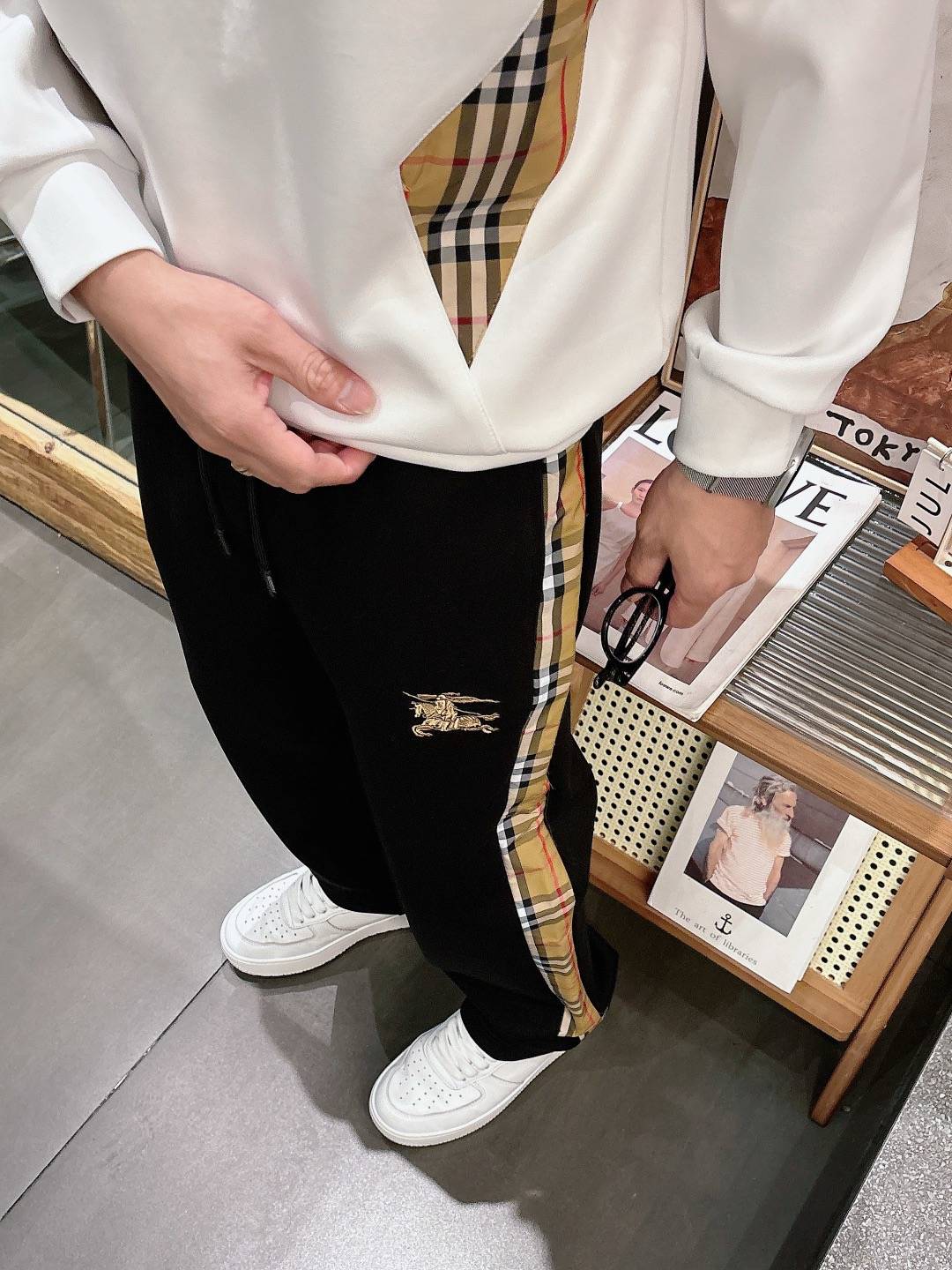 BURBERRY バーバリー メンズ ボトムス ジョガーパンツ サイドライン ロゴ刺繍 イージーパンツ ストリート ブラック - 画像 3