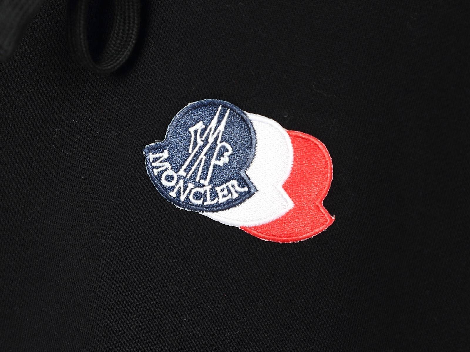 MONCLER モンクレール メンズ パーカー プルオーバー フロントロゴ ロゴ刺繍 フードの立ち上がり ブラック ホワイト - 画像 2
