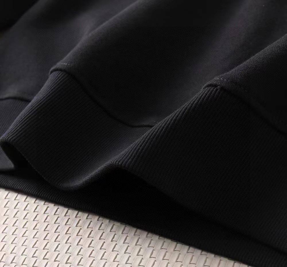 MONCLER モンクレール メンズ パーカー プルオーバー フロントロゴ フードの立ち上がりが美しい オーバーサイズ ブラック - 画像 2