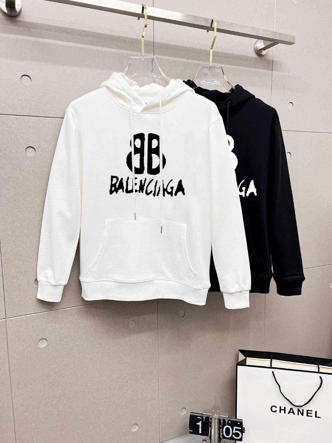 BALENCIAGA バレンシアガ メンズ パーカー プルオーバー フロントロゴ フードの立ち上がり オーバーサイズ ブラック ホワイト - 画像 8