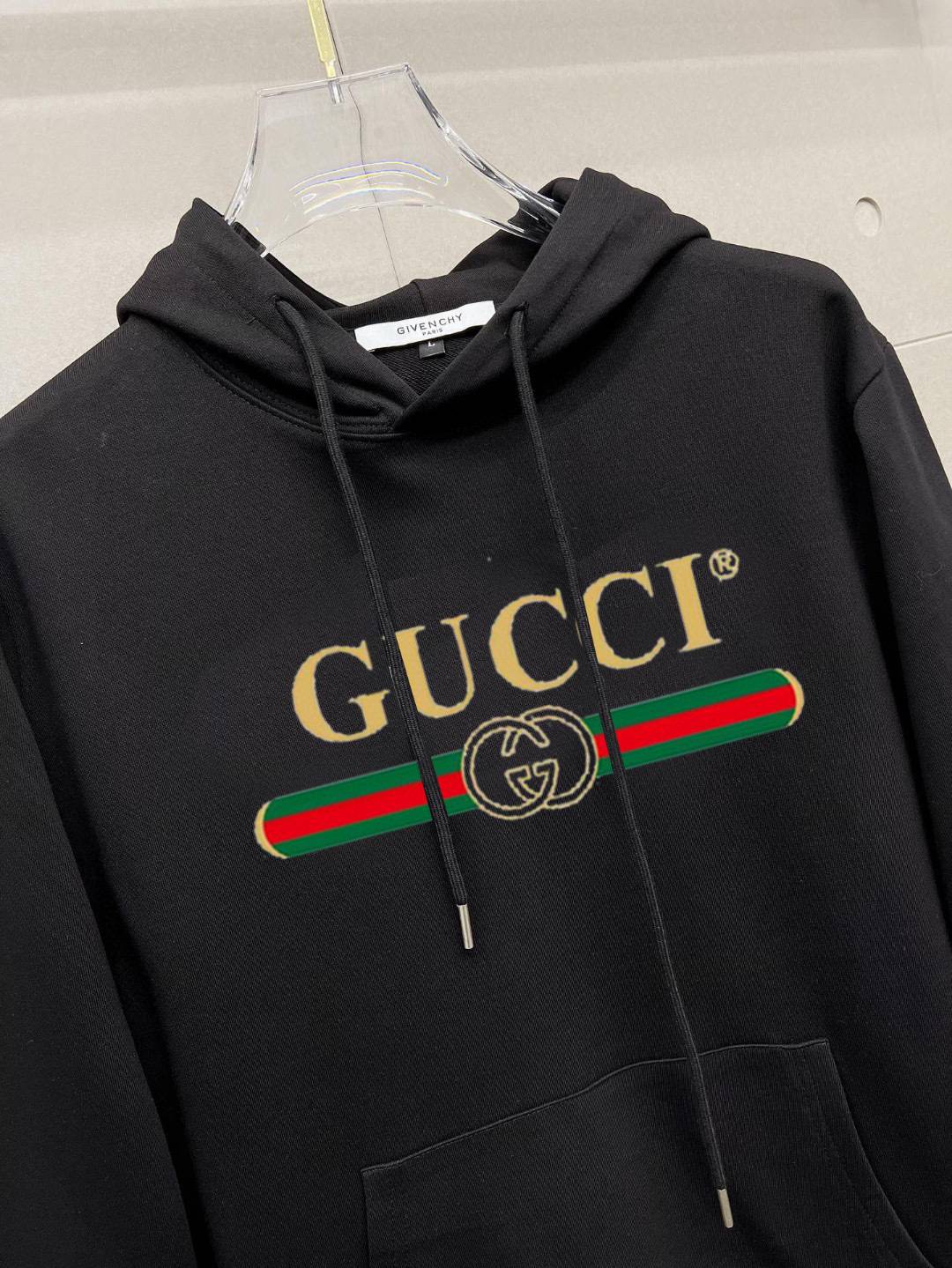 GUCCI グッチ メンズ パーカー プルオーバーパーカー ロゴプリント フロントロゴ オーバーサイズ ストリート ブラック ホワイト - 画像 4
