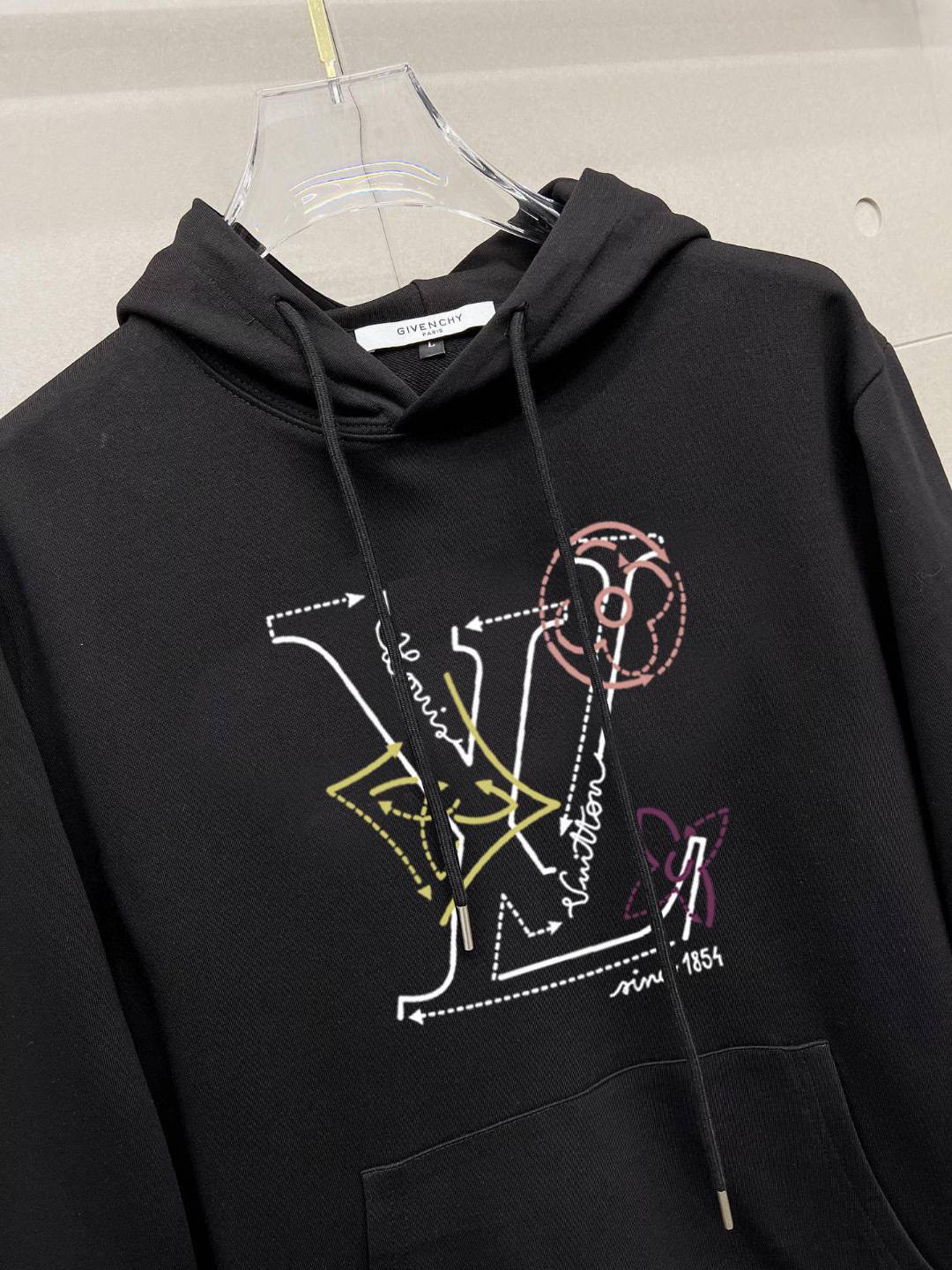 LV ロゴ刺繍 パーカー メンズ プルオーバーパーカー フロントロゴ フードの立ち上がり 立体フード オーバーサイズ ブラック - 画像 4