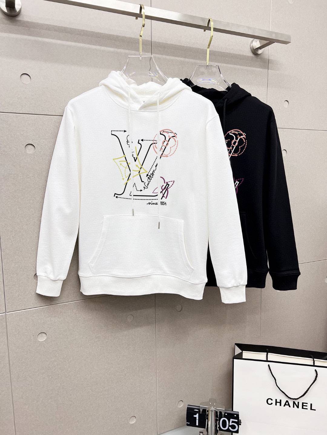 LV ロゴ刺繍 パーカー メンズ プルオーバーパーカー フロントロゴ フードの立ち上がり 立体フード オーバーサイズ ブラック - 画像 8