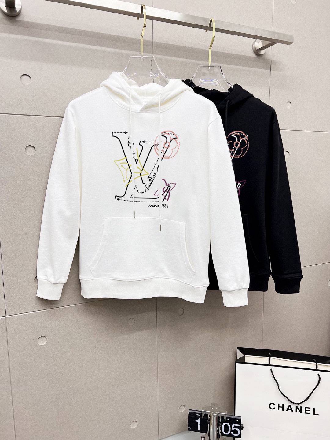 LV ロゴプリント メンズ パーカー プルオーバー フードの立ち上がりが美しい オーバーサイズ ブラック - 画像 8