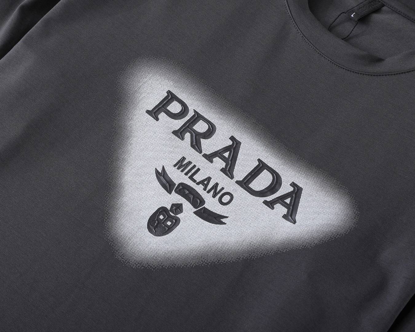 PRADA メンズ ロンT 長袖Tシャツ クルーネック 袖リブ ロゴプリント オーバーサイズ ブラック - 画像 4