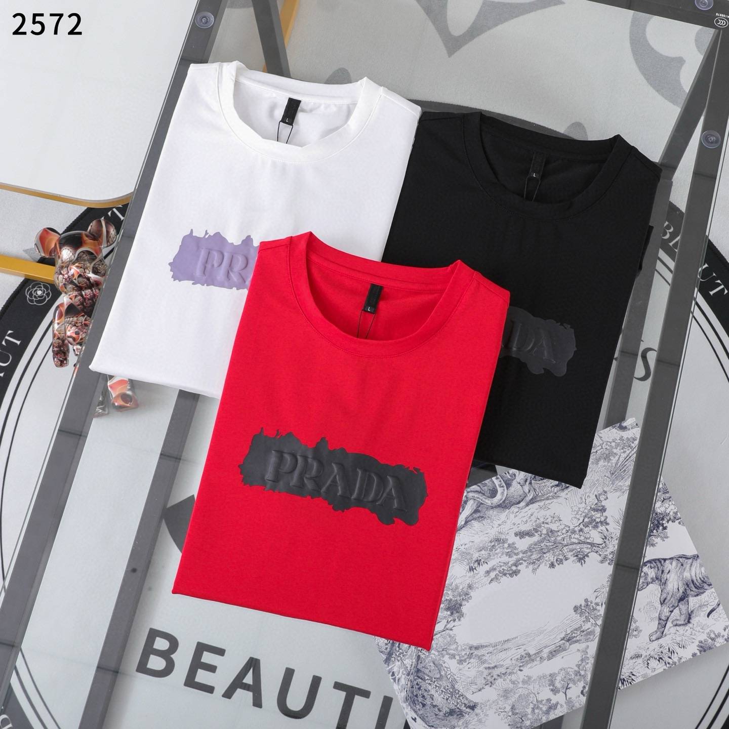 PRADA メンズ ロンT 長袖Tシャツ クルーネック 袖リブ アームプリント オーバーサイズ ブラック レッド ホワイト - 画像 2