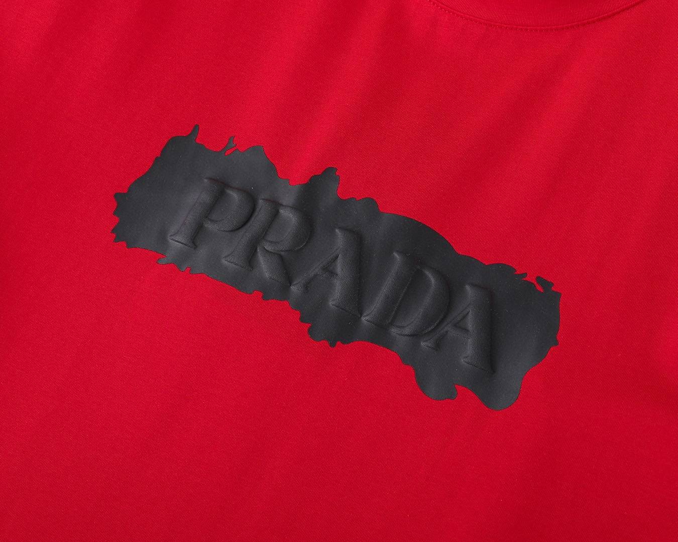 PRADA メンズ ロンT 長袖Tシャツ クルーネック 袖リブ アームプリント オーバーサイズ ブラック レッド ホワイト - 画像 4