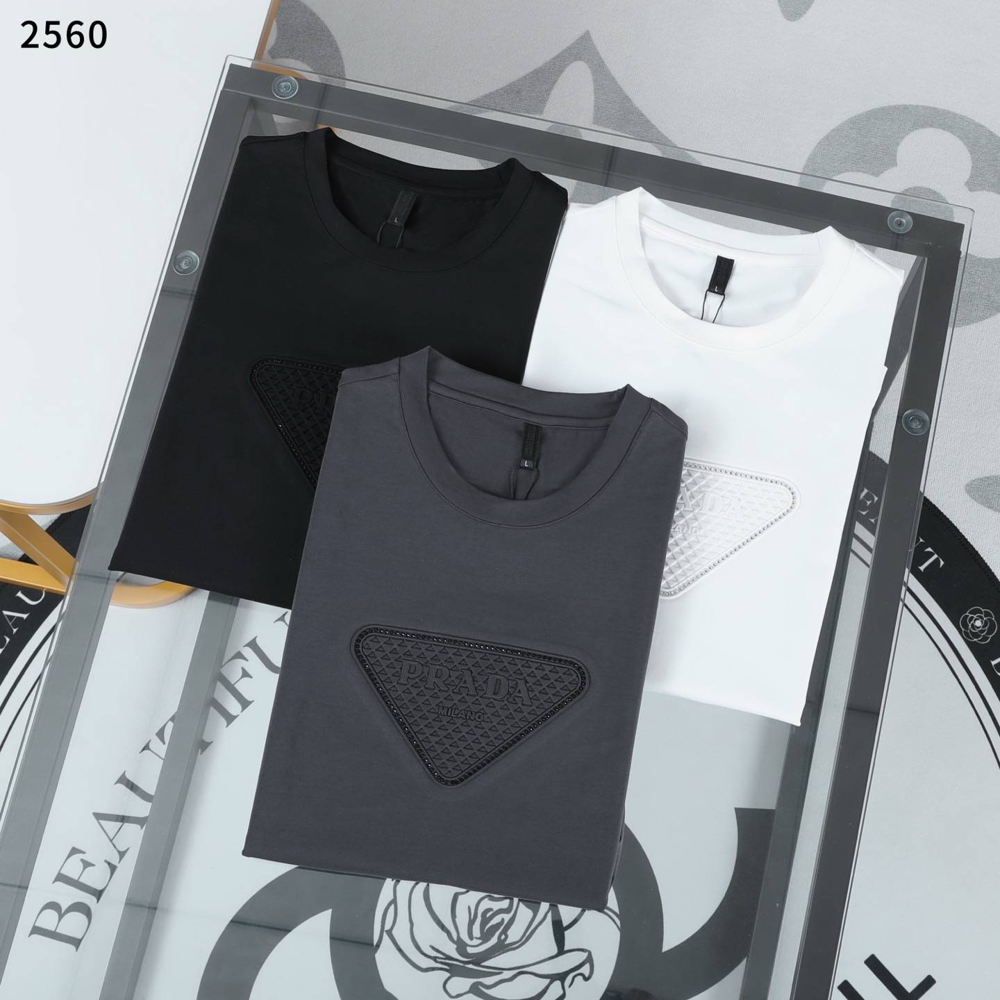 PRADA プラダ メンズ ロンT 長袖Tシャツ クルーネック 袖リブ サークルロゴ ロゴプリント オーバーサイズ ブラック ホワイト - 画像 2