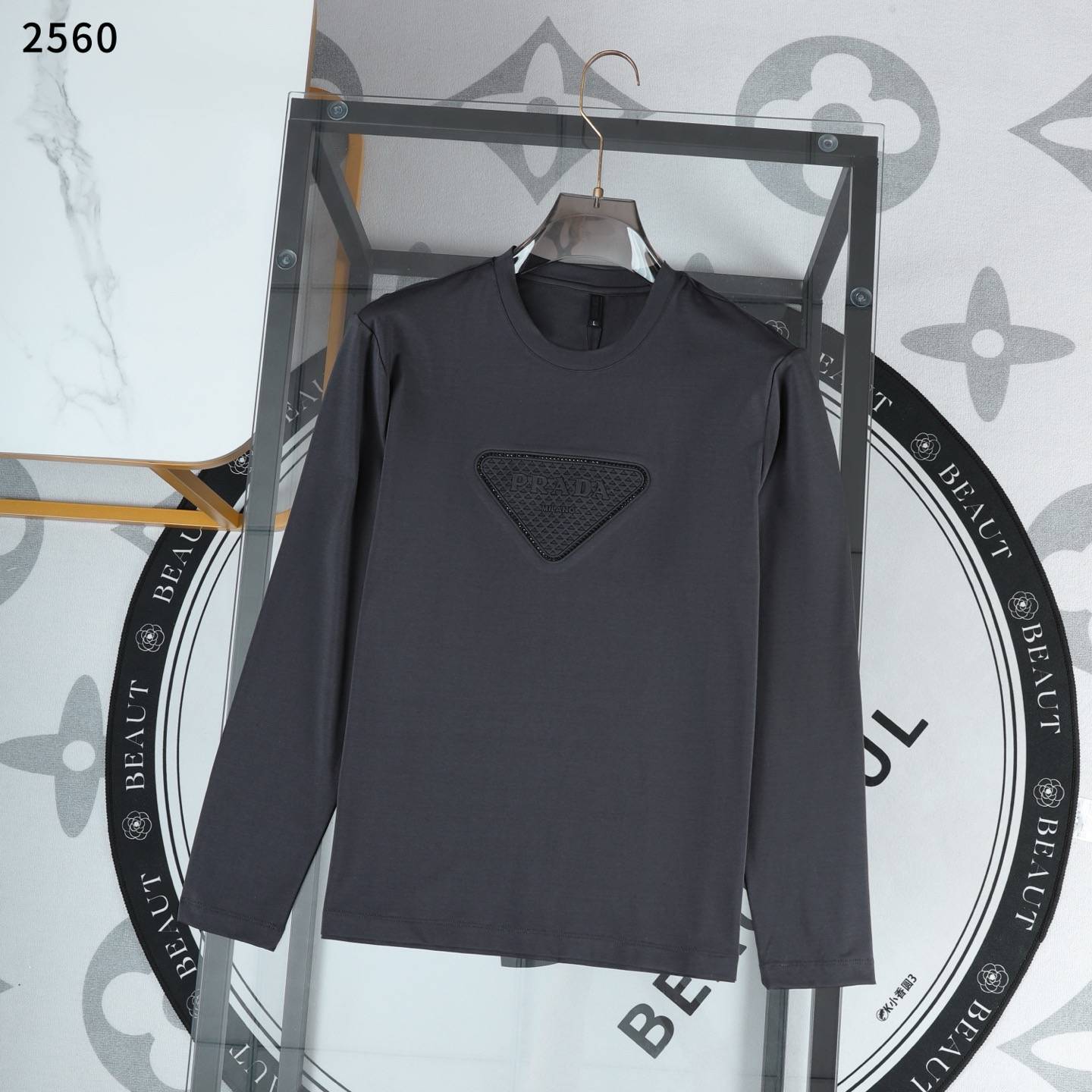 PRADA プラダ メンズ ロンT 長袖Tシャツ クルーネック 袖リブ サークルロゴ ロゴプリント オーバーサイズ ブラック ホワイト - 画像 5