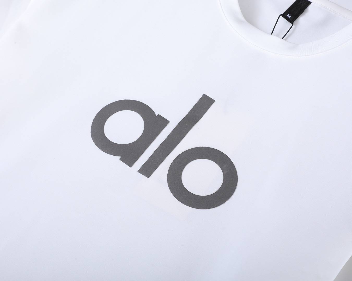ALO メンズ ロンT 長袖Tシャツ クルーネック 袖リブ ロゴプリント オーバーサイズ ブラック - 画像 3