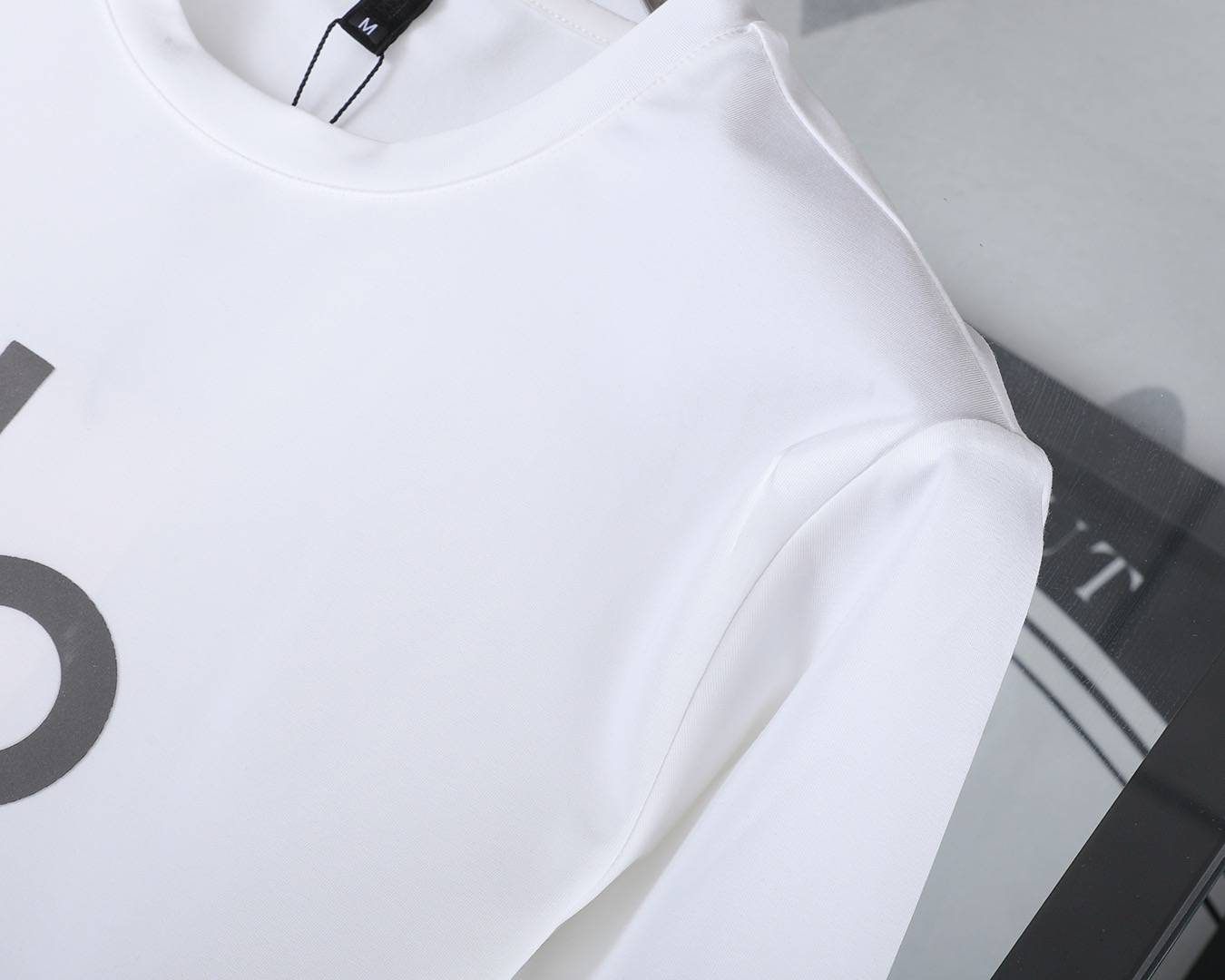 ALO メンズ ロンT 長袖Tシャツ クルーネック 袖リブ ロゴプリント オーバーサイズ ブラック - 画像 4