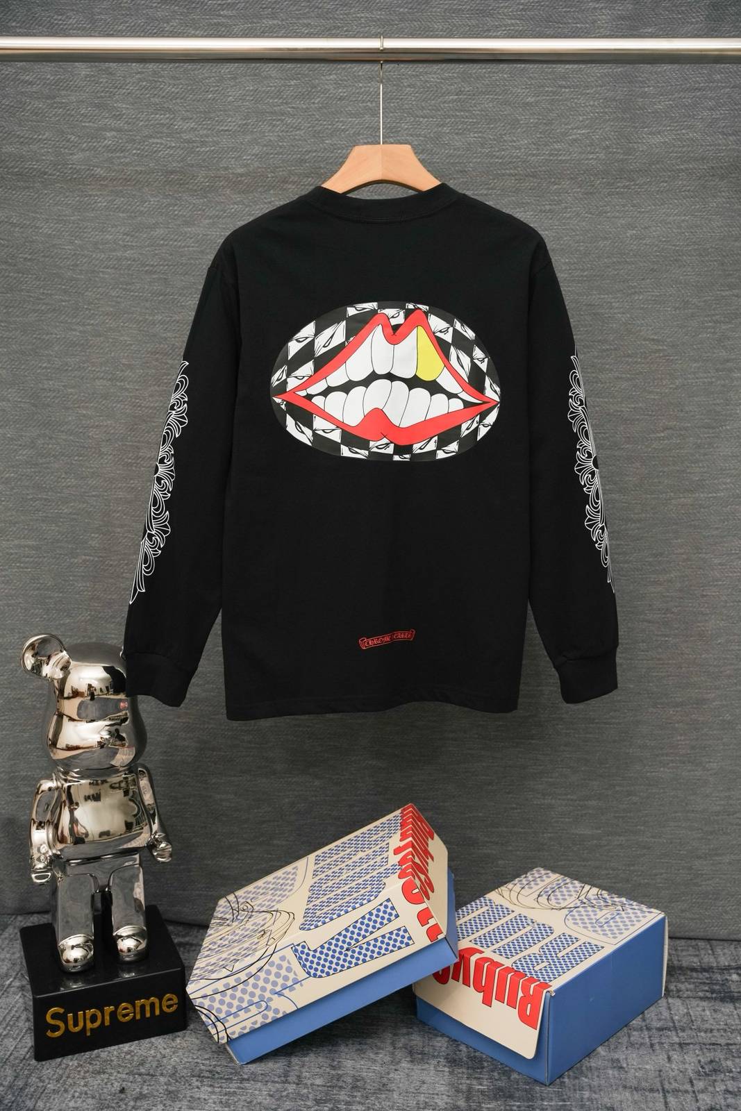 CHROME HEARTS クロムハーツ メンズ ロンT 長袖Tシャツ クルーネック 袖リブ 胸部口紅ロゴプリント オーバーサイズ ブラック