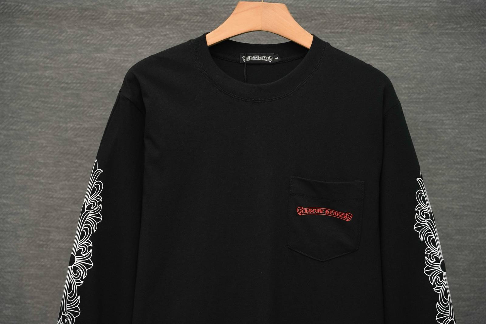CHROME HEARTS クロムハーツ メンズ ロンT 長袖Tシャツ クルーネック 袖リブ 胸部口紅ロゴプリント オーバーサイズ ブラック - 画像 4