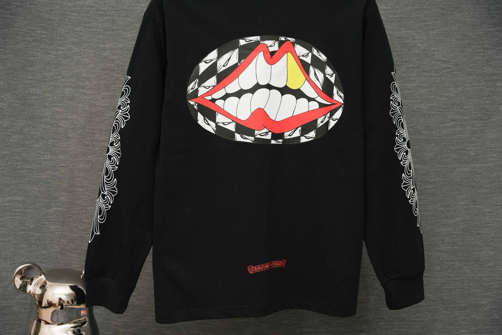 CHROME HEARTS クロムハーツ メンズ ロンT 長袖Tシャツ クルーネック 袖リブ 胸部口紅ロゴプリント オーバーサイズ ブラック - 画像 6