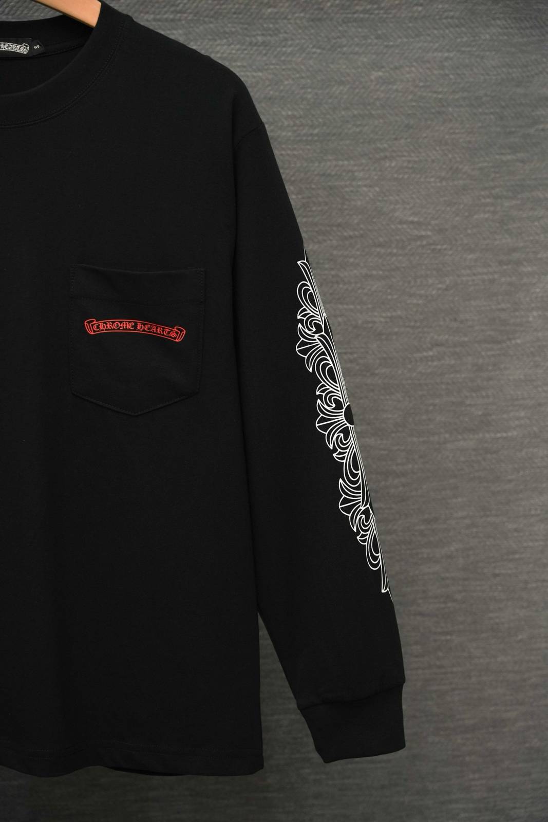 CHROME HEARTS クロムハーツ メンズ ロンT 長袖Tシャツ クルーネック 袖リブ 胸部口紅ロゴプリント オーバーサイズ ブラック - 画像 7