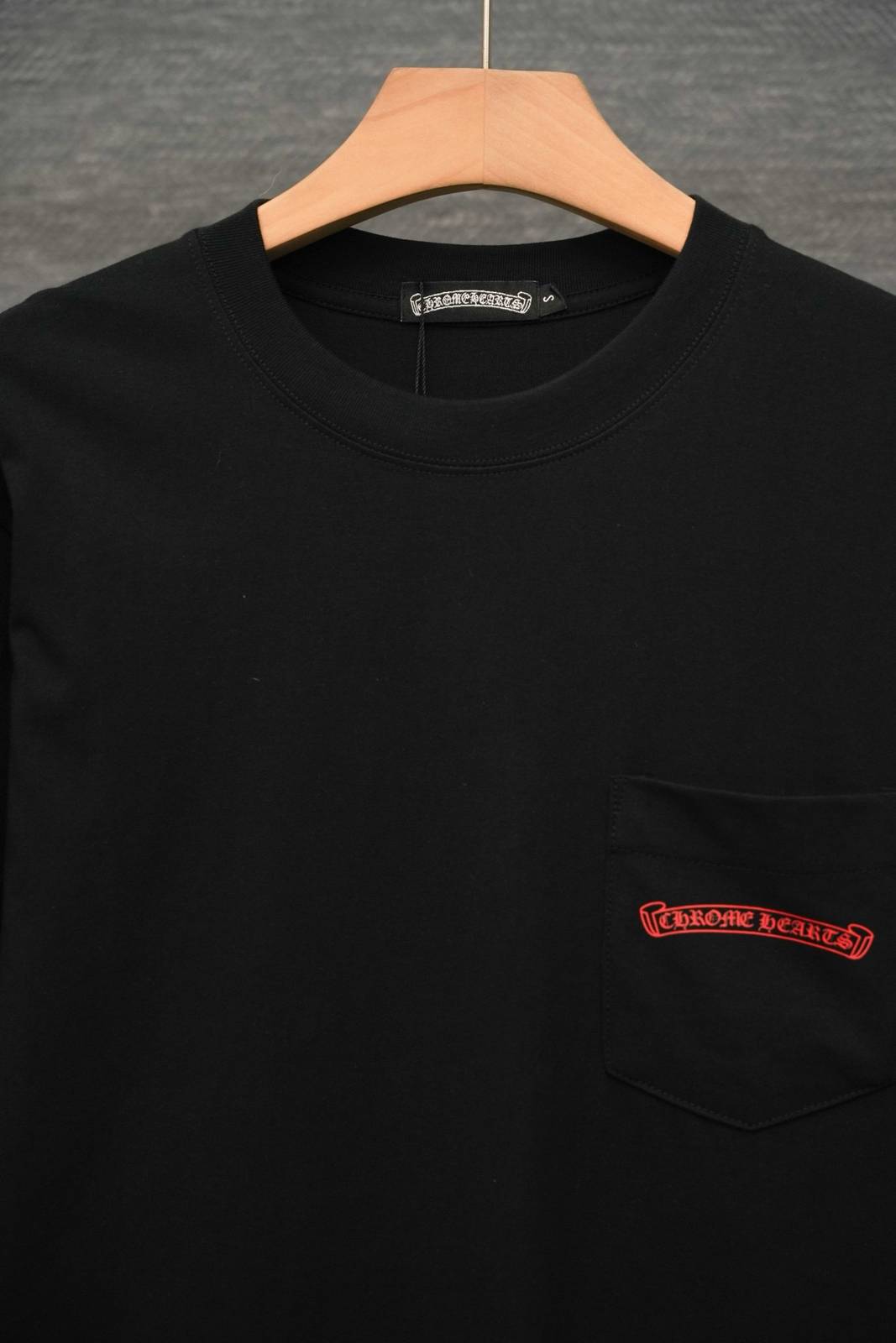 CHROME HEARTS クロムハーツ メンズ ロンT 長袖Tシャツ クルーネック 袖リブ 胸部口紅ロゴプリント オーバーサイズ ブラック - 画像 8