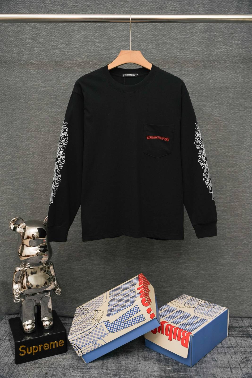 CHROME HEARTS クロムハーツ メンズ ロンT 長袖Tシャツ クルーネック 袖リブ 胸部口紅ロゴプリント オーバーサイズ ブラック - 画像 12