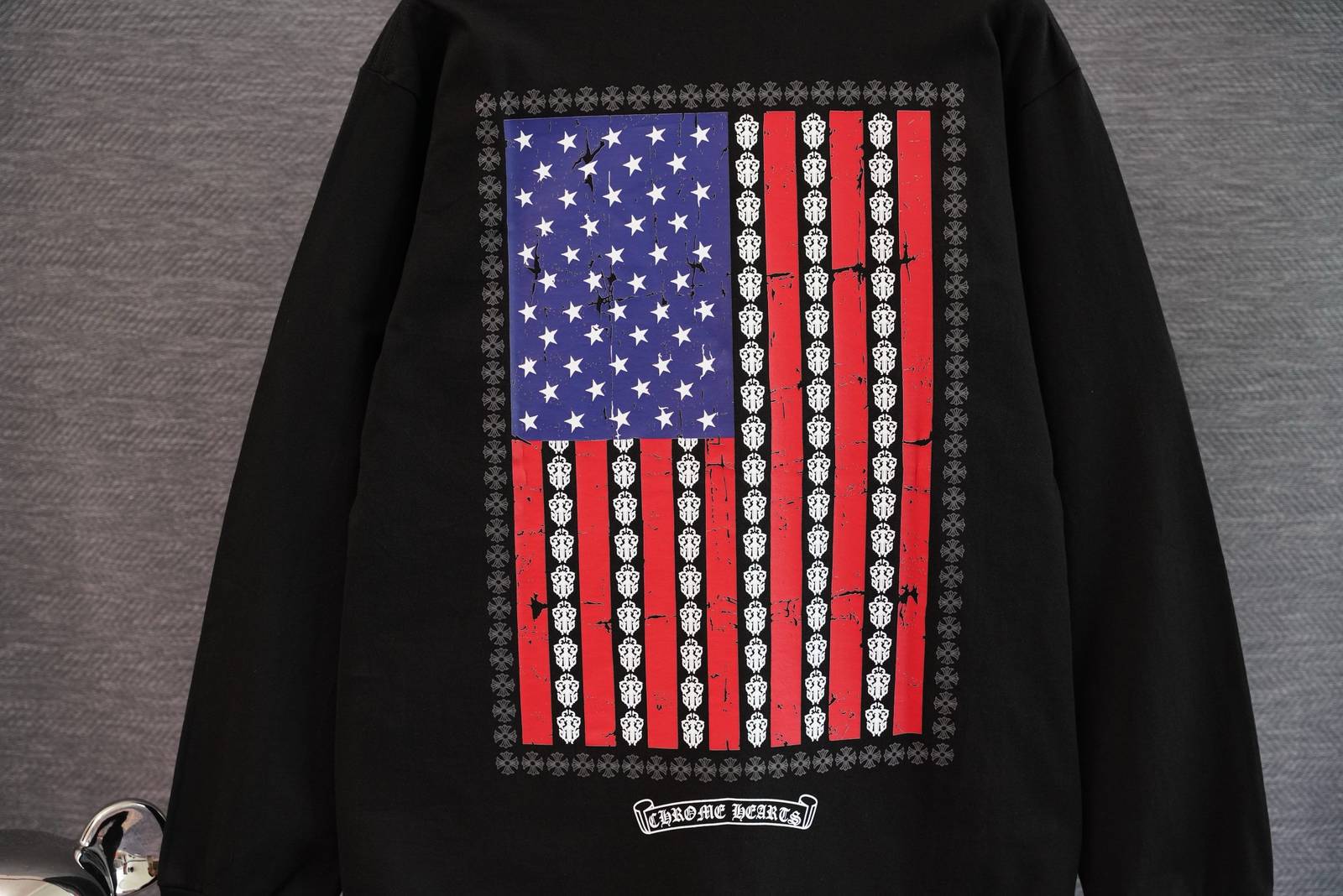 CHROME HEARTS クロムハーツ メンズ ロンT 長袖Tシャツ クルーネック 袖リブ ロゴプリント フロントアメリカンフラッグ ブラック - 画像 4