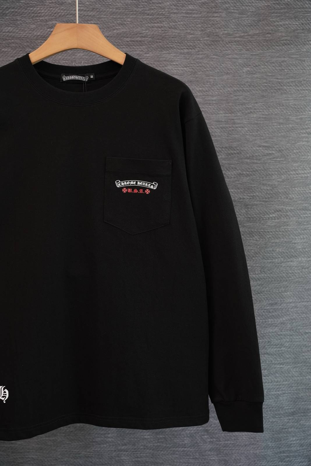 CHROME HEARTS クロムハーツ メンズ ロンT 長袖Tシャツ クルーネック 袖リブ ロゴプリント フロントアメリカンフラッグ ブラック - 画像 5