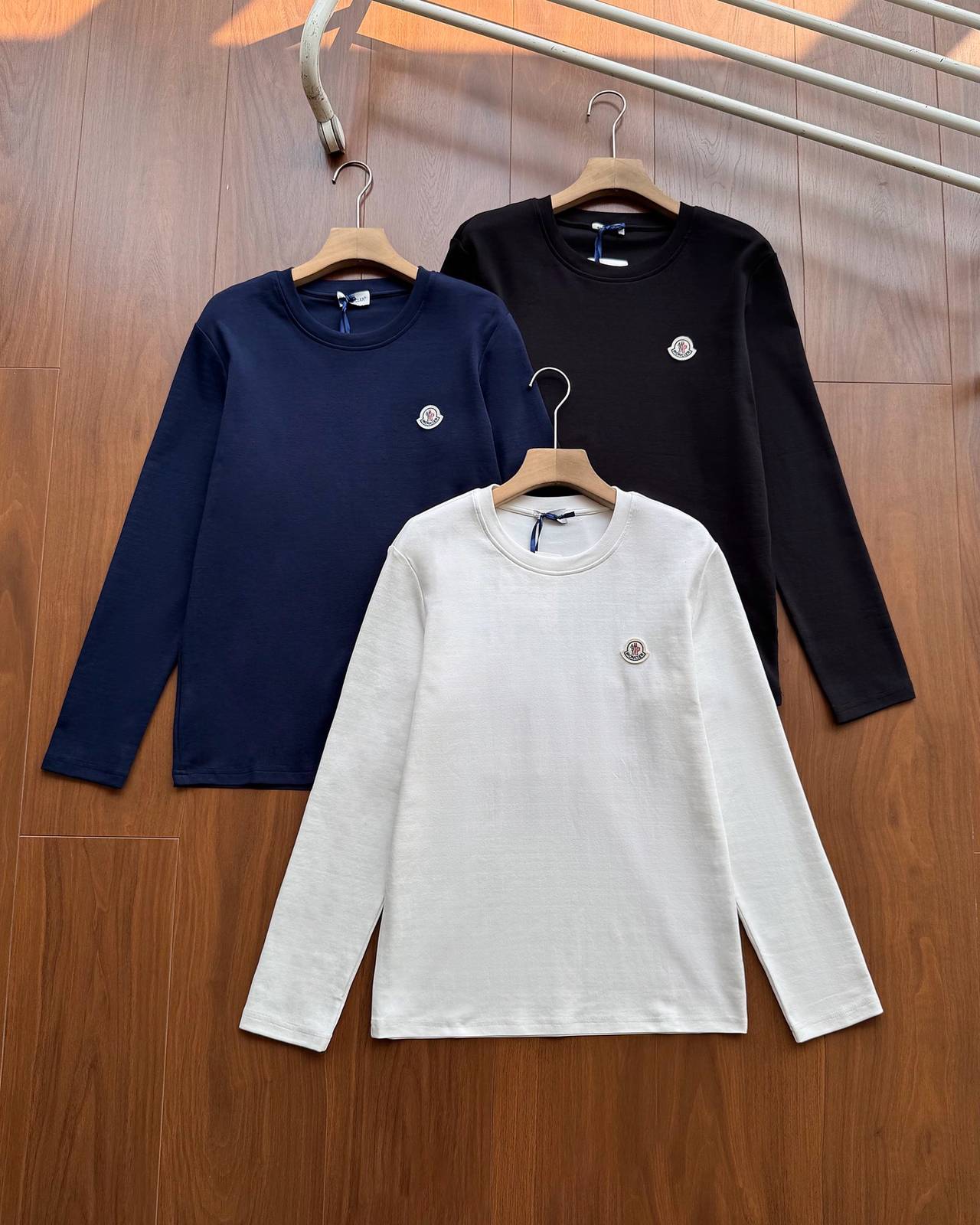 MONCLER モンクレール メンズ 長袖Tシャツ ロンT クルーネック 袖リブ ロゴ刺繍 オーバーサイズ ブラック ホワイト