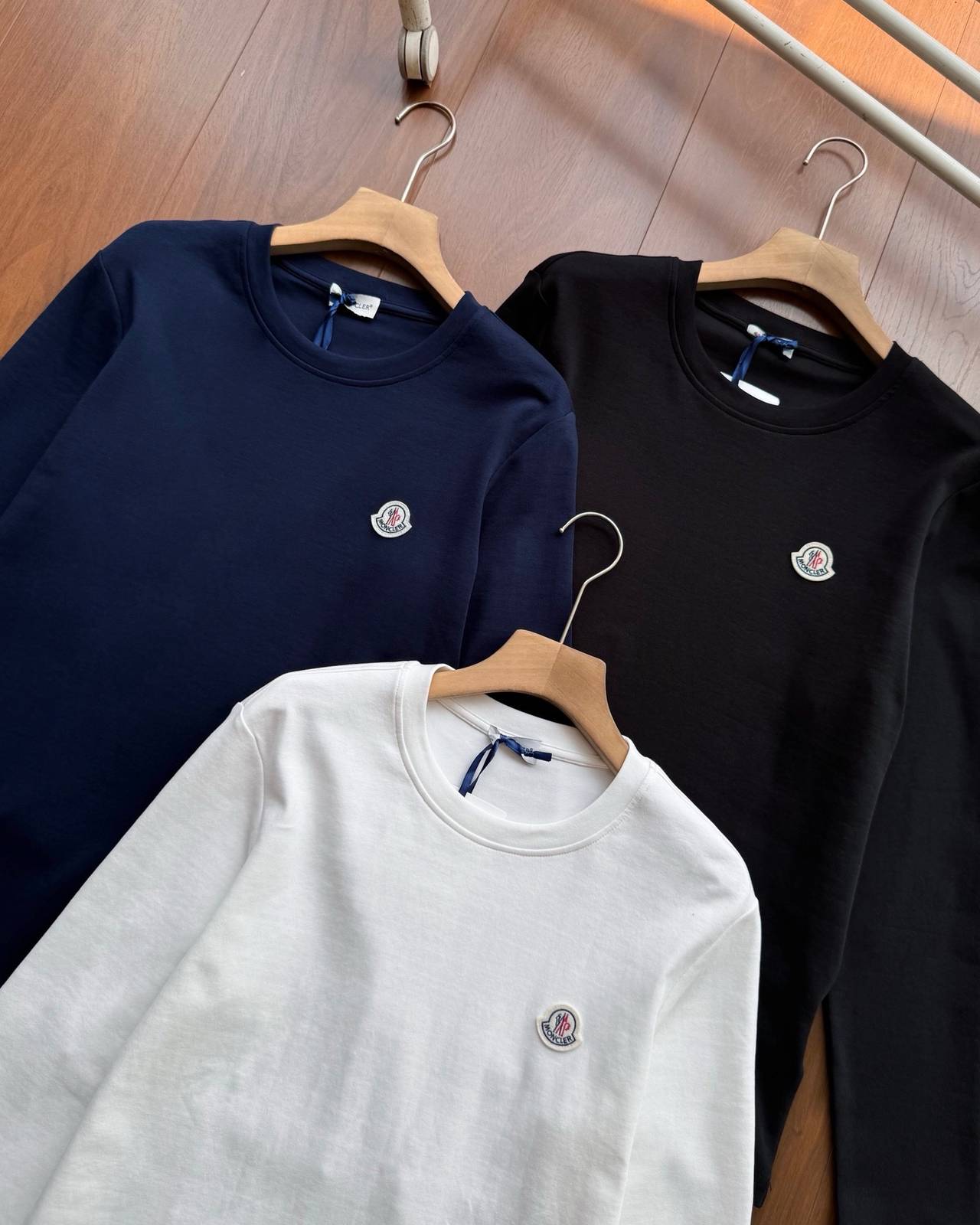 MONCLER モンクレール メンズ 長袖Tシャツ ロンT クルーネック 袖リブ ロゴ刺繍 オーバーサイズ ブラック ホワイト - 画像 4