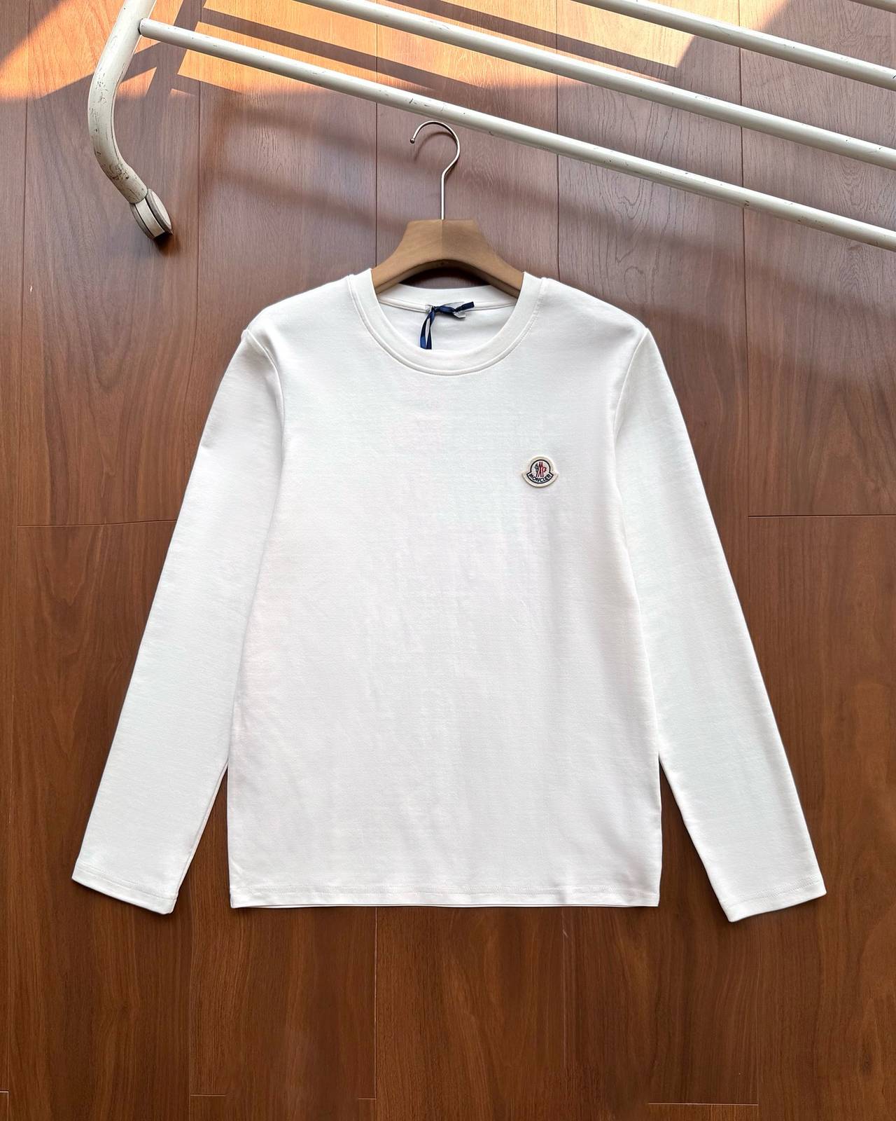 MONCLER モンクレール メンズ 長袖Tシャツ ロンT クルーネック 袖リブ ロゴ刺繍 オーバーサイズ ブラック ホワイト - 画像 6
