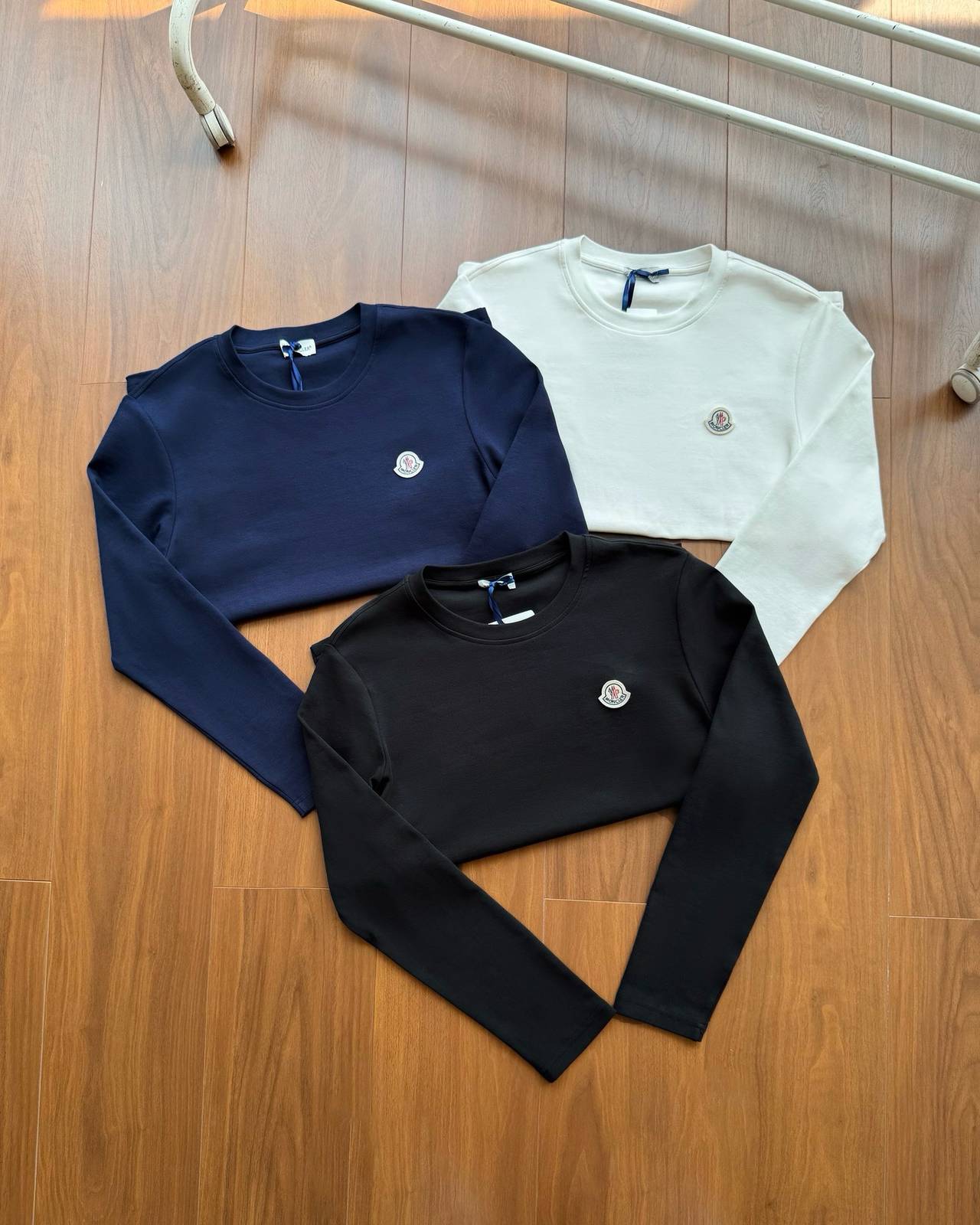 MONCLER モンクレール メンズ 長袖Tシャツ ロンT クルーネック 袖リブ ロゴ刺繍 オーバーサイズ ブラック ホワイト - 画像 8