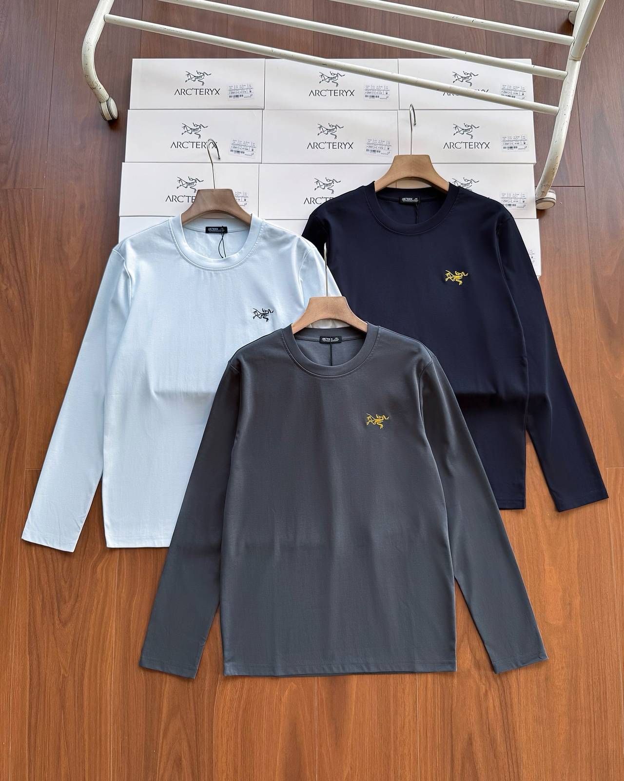 ARCTERYX アークテリクス メンズ 長袖Tシャツ ロンT クルーネック 袖リブ ロゴ刺繍 オーバーサイズ ブラック - 画像 11