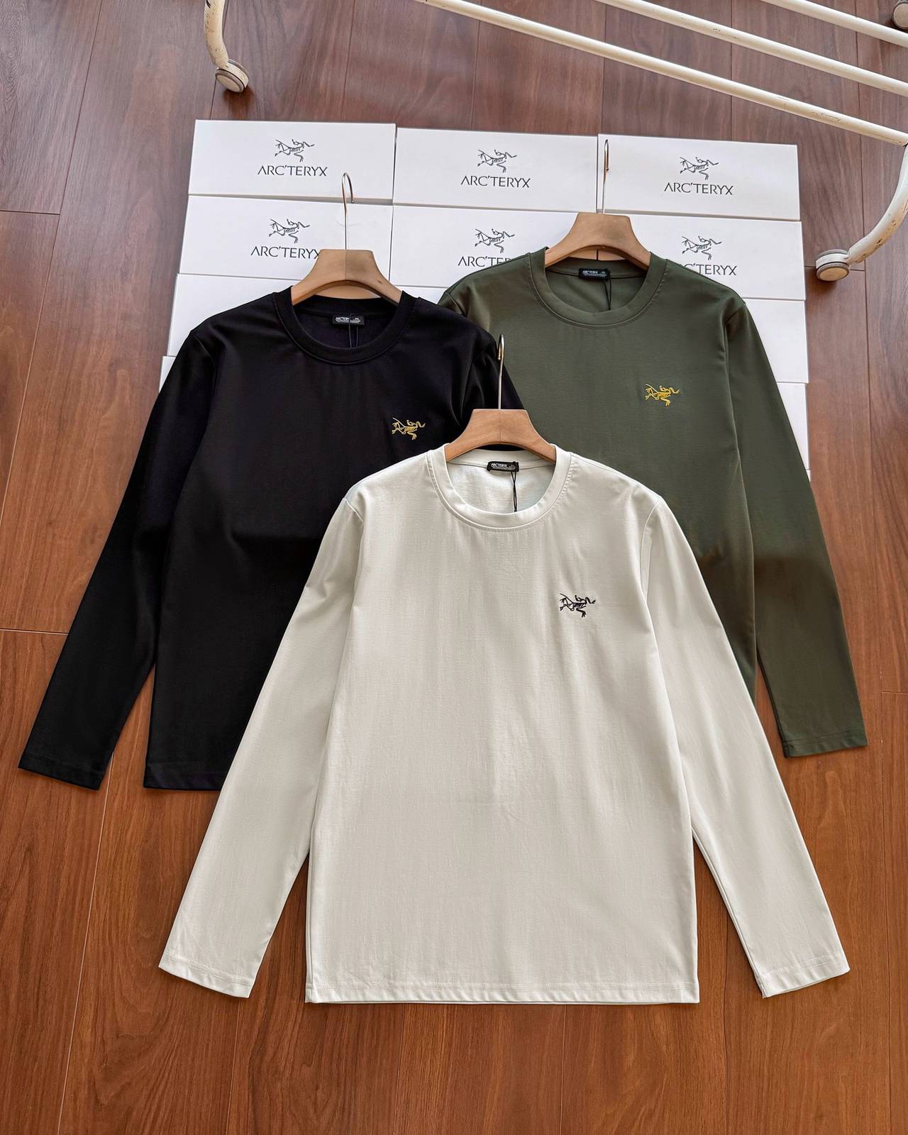 ARCTERYX アークテリクス メンズ 長袖Tシャツ ロンT クルーネック 袖リブ ロゴ刺繍 オーバーサイズ ブラック - 画像 12