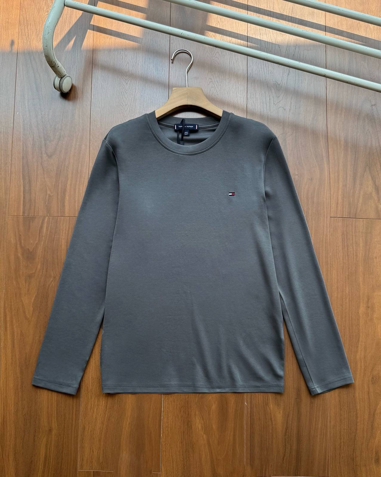 TOMMY HILFIGER メンズ ロンT 長袖Tシャツ クルーネック 袖リブ ロゴプリント オーバーサイズ ブラック - 画像 9