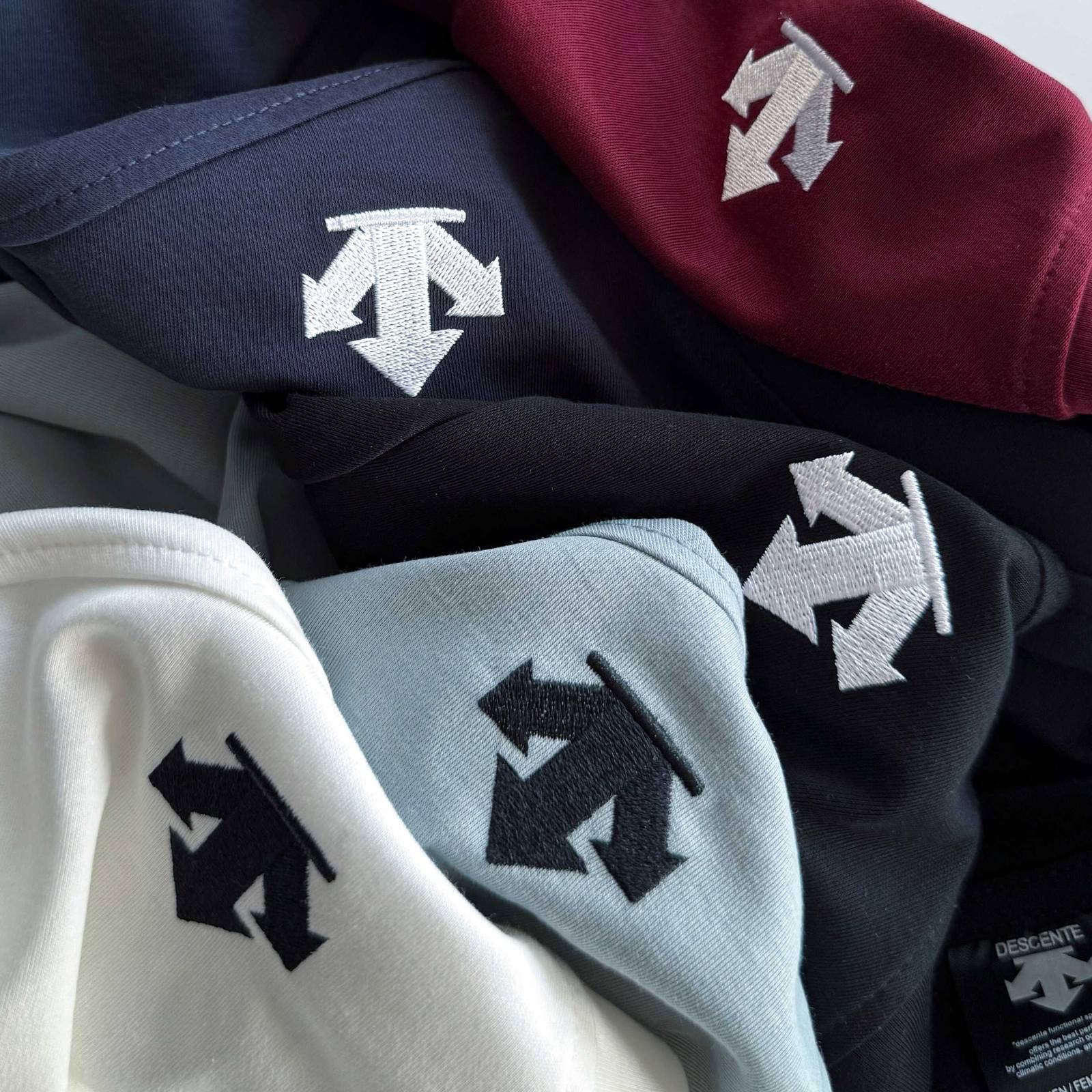 DESCENTE メンズ ロンT 長袖Tシャツ クルーネック 袖リブ ロゴ刺繍 オーバーサイズ 美シルエット ブラック ホワイト グレー - 画像 4
