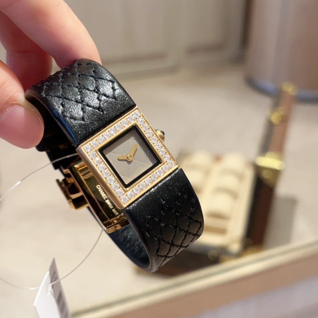 Chanel シャネル✨【ヴィンテージ】シャネル 菱目打ち スクエア ウォッチ✨ 高級レザー プレゼントに🎁 上品で大人可愛い💕