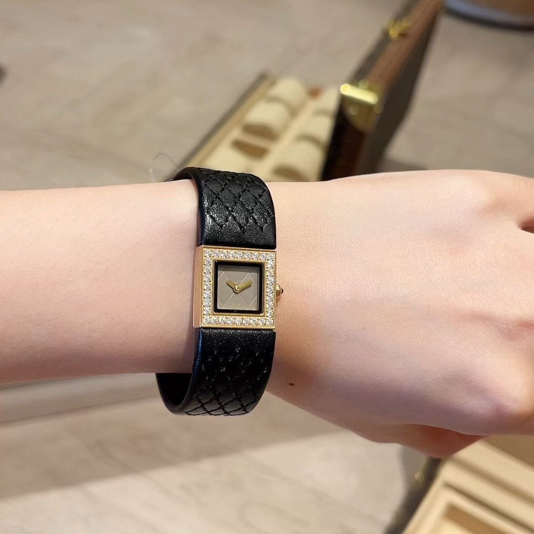 Chanel シャネル【限定品】シャネル ルージュ アリュール 627✨ 艶やかリップ💋 高級素材🎨 大人の女性へ🎁 煌めく美しさ🌟