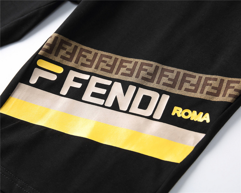 フェンディ　セットアップ　上下2点セットFENDI メンズ服　半袖Ｔシャツと半ズボン/ショートパンツ　カジュアルウェア　2色