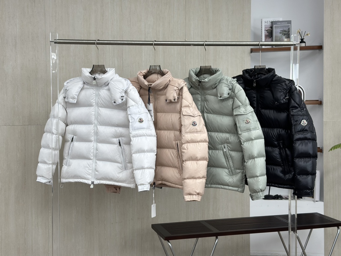 Moncler モンクレール🛍️✨【MONCLER モンクレール ダウンジャケット】大人気！ラグジュアリーなロングコートで冬を暖かく過ごす👢🌨️