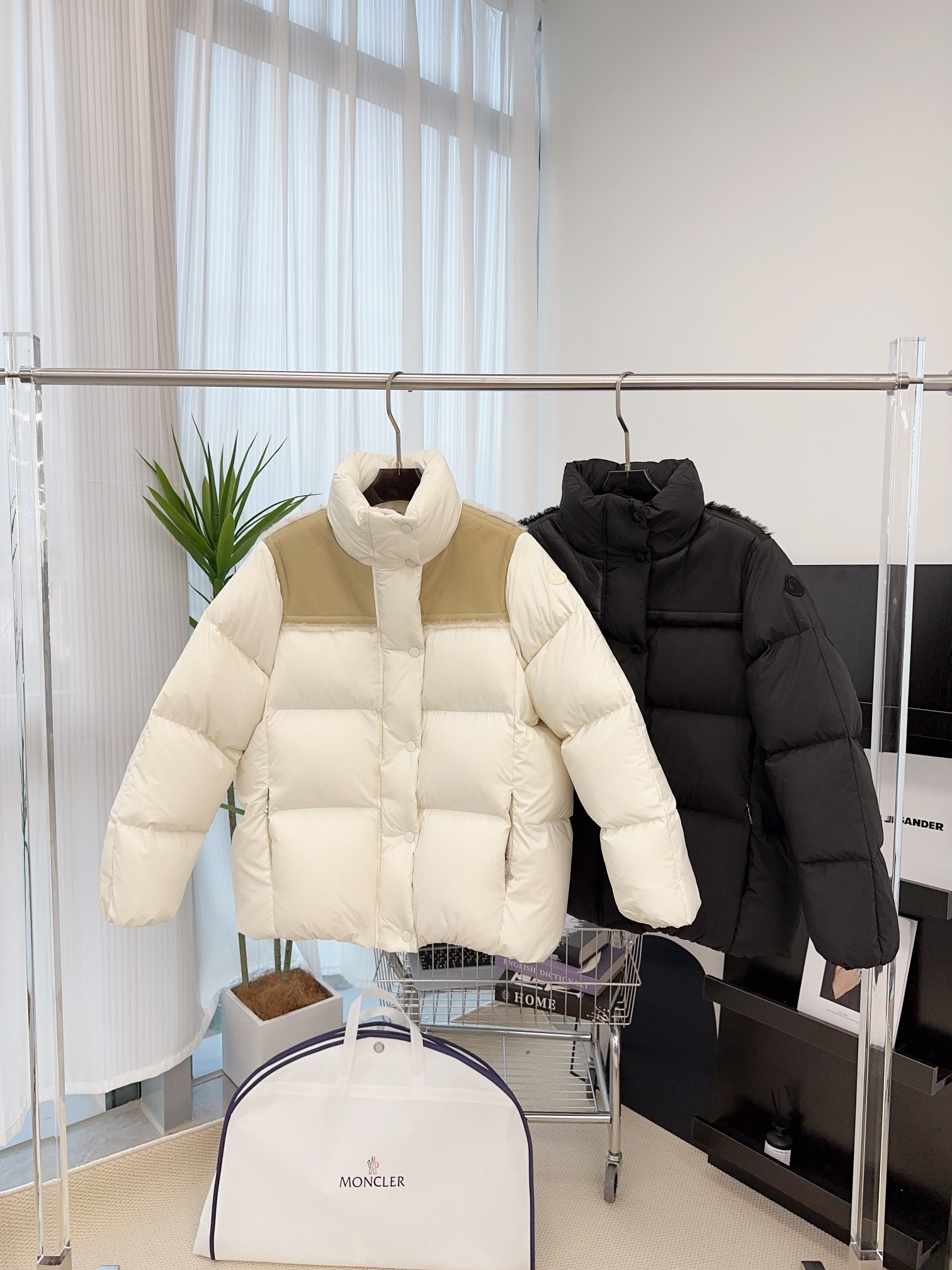 Moncler モンクレール【MONCLER】モンクレール ダウンジャケット 人気モデル✨ 秋冬必須🎯 高品質 保温性◎ 4点画像🛍️ 限定スタイル🦢