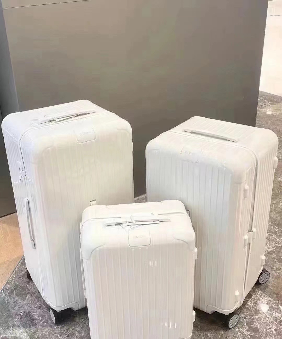 【ルイヴィトン】エッセンシャルシリーズ トランク 13色展開 全アルミ製 セキュリティロック付 上質な旅行用収納ボックス