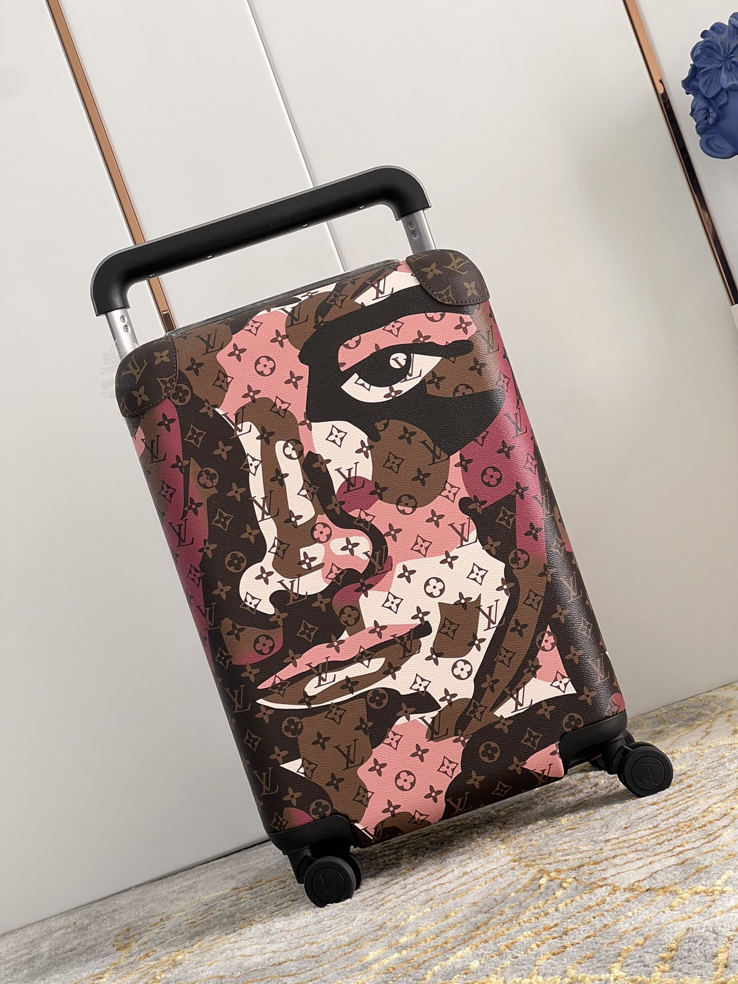 【ルイヴィトン】キャリーバッグ モノグラム帆布 半抽象ポートレート 4輪 機内持ち込み 上品な旅行バッグ