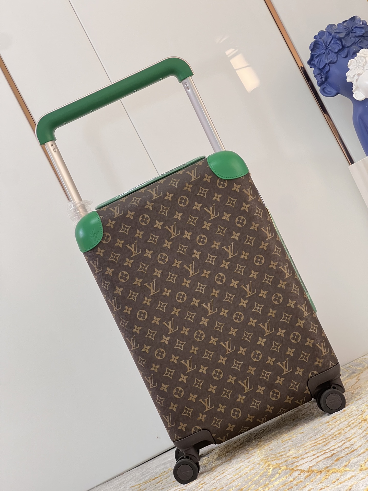 【ルイヴィトン】ホライゾン キャリーバッグ モノグラム帆布 マークニューソン設計 上品なグリーン 高級感溢れる旅行用品