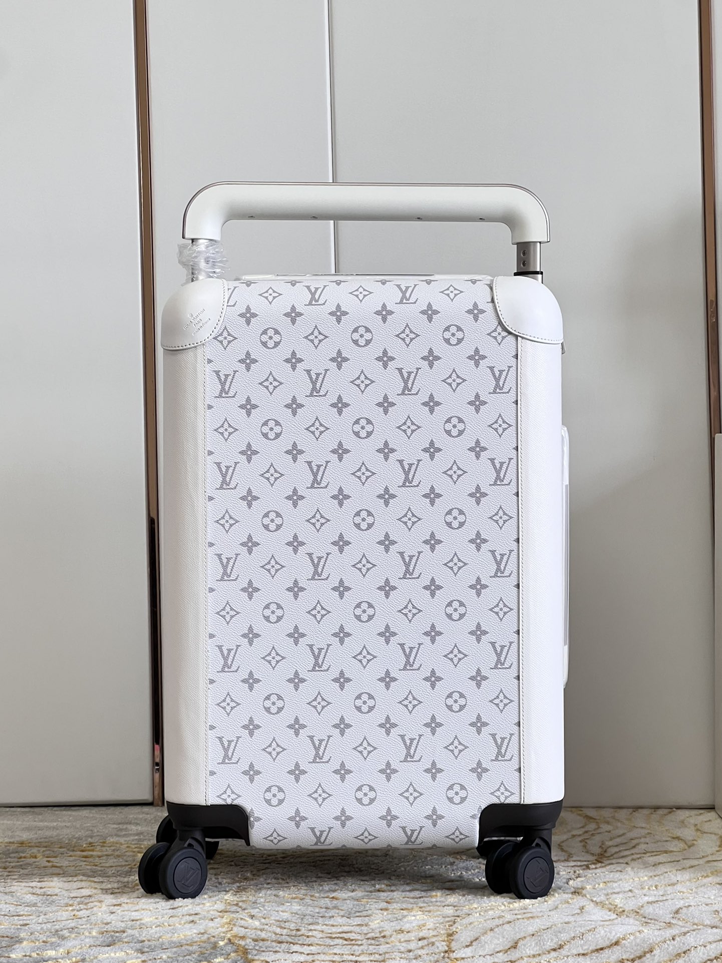 【ルイヴィトン】ホライゾン キャリーバッグ モノグラム柄 レザー保護コーナー 上品で実用的な旅行コンパニオン