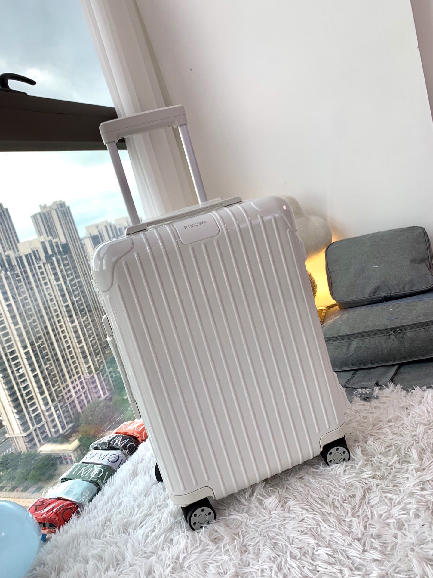 【RIMOWA】Essential キャリーケース 超軽量PC素材 象牙色 エイジャンシバオキ同款 上品で高級感のある旅行鞄