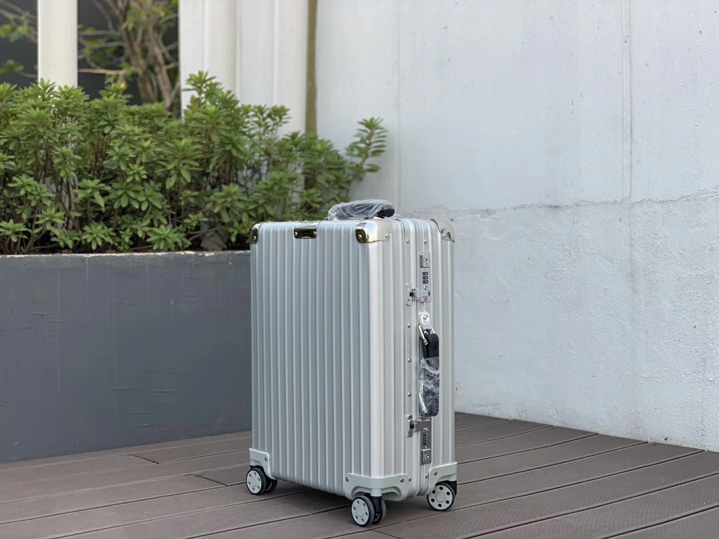 【ルイヴィトン】トランク型収納ボックス 972シリーズ 全アルミ合金 上質な仕上げ 高級感のある逸品