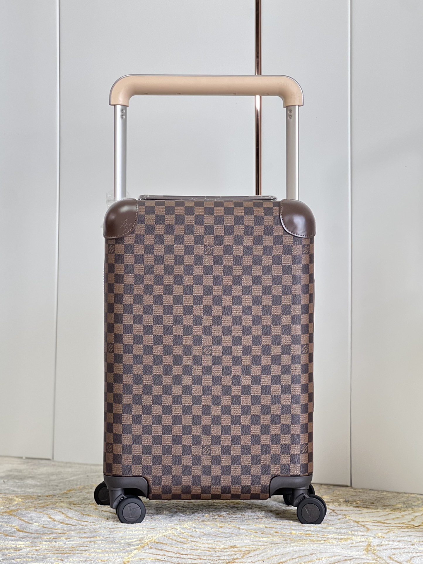 【ルイヴィトン】ホライズン キャリーバッグ モノグラム柄 レザー保護コーナー 旅行ステッカー付き 上質で実用的な旅行コンパニオン