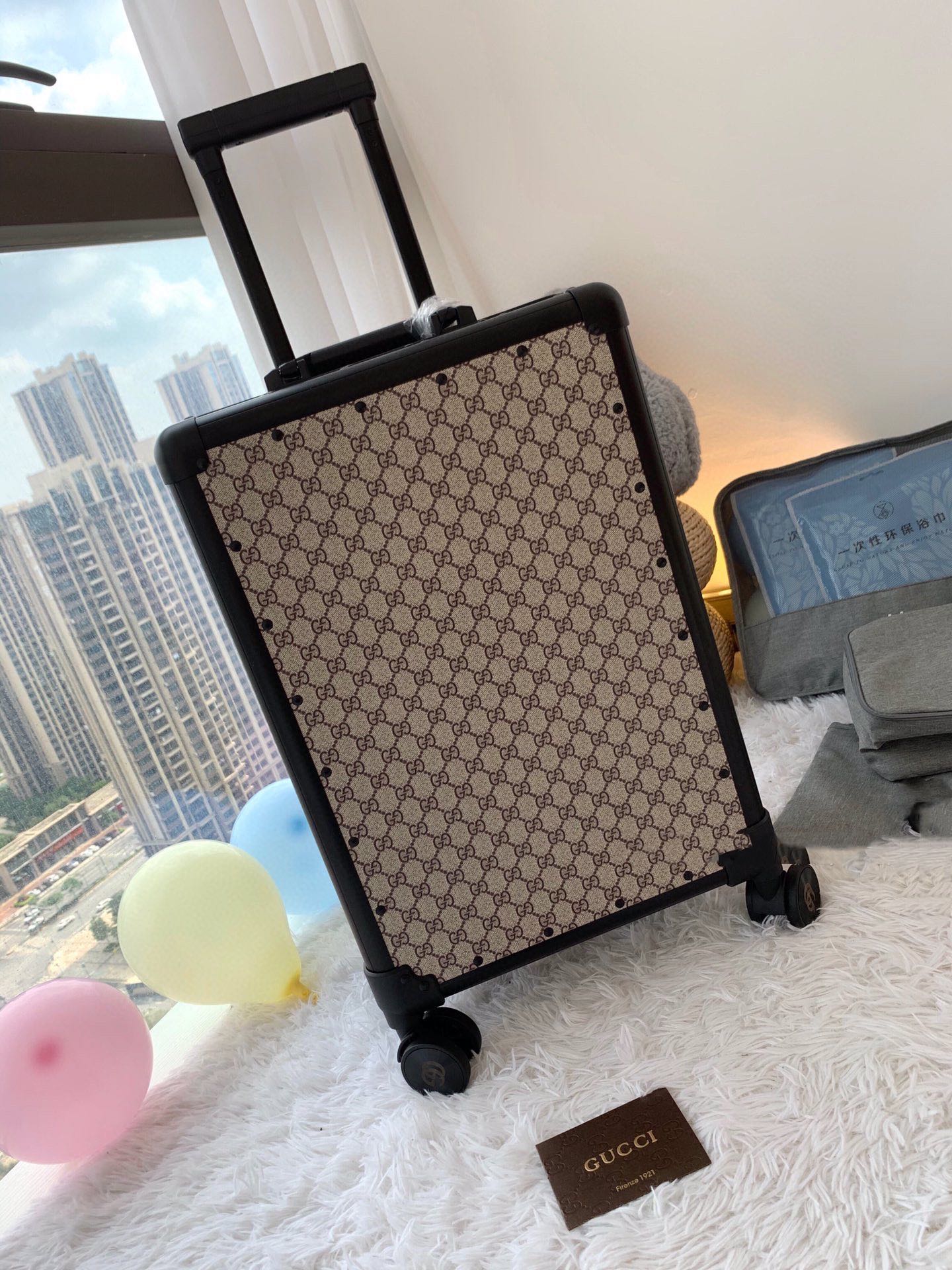 【GUCCI】レトロなトランク キャリーバッグ 2点セット ブラック/ベージュ ミッキー柄 ダブルGモノグラム アルミフレーム 高級感のある旅行用品