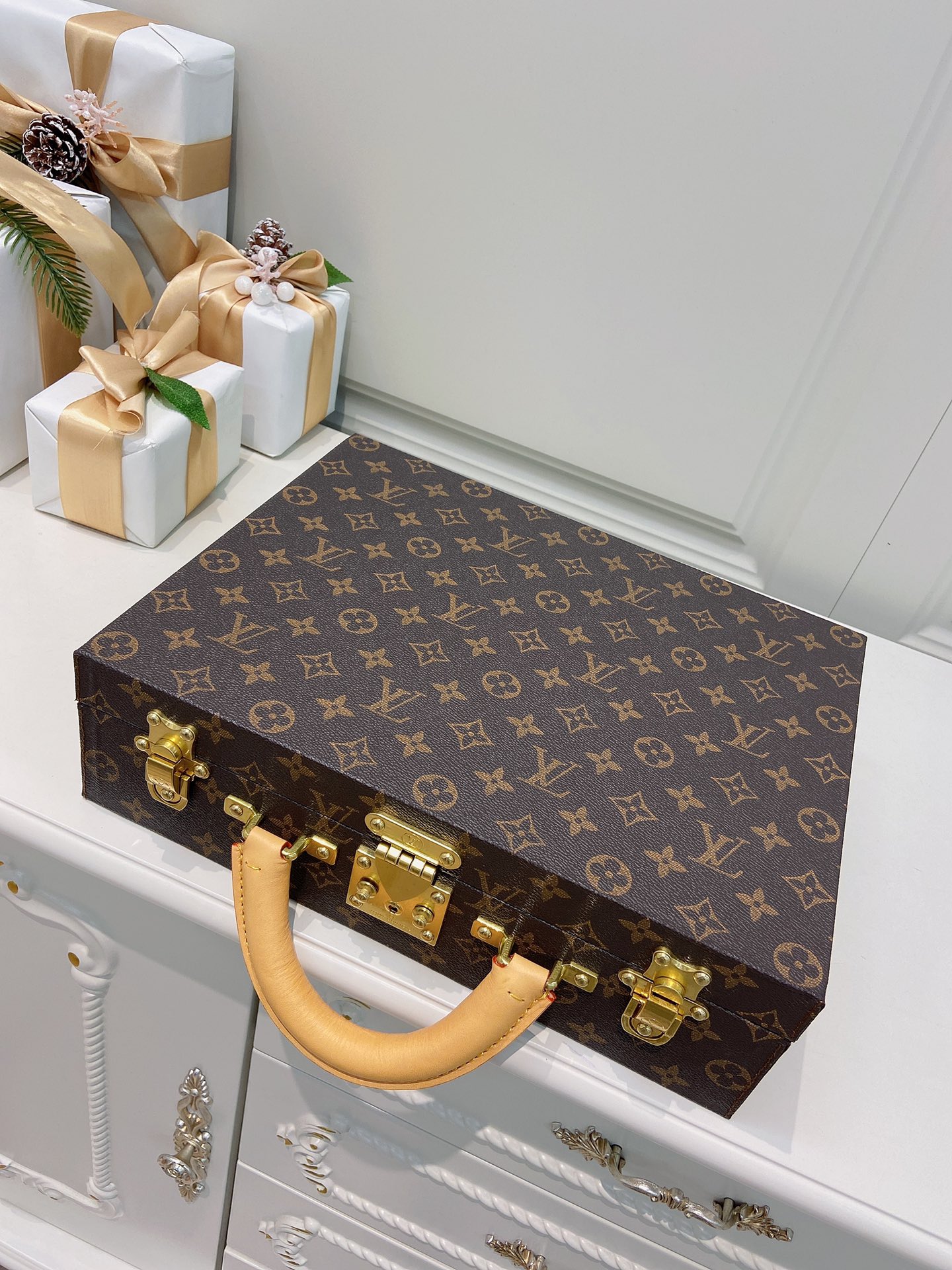 【ルイヴィトン】ジュエリーボックス トランク型 樹膏皮ハンドル 鎏金金具 二段収納 上質な仕上げ ギフトに最適