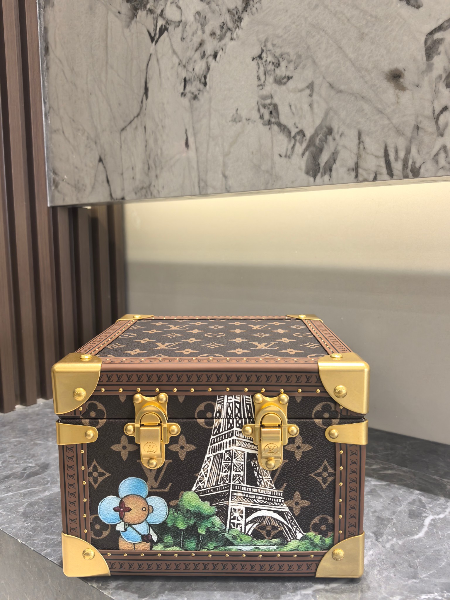 【ロシア民芸品】マトリョーシカ 9点セット 手の込んだ細工 高級感のある収納ケース 上品な雰囲気の逸品