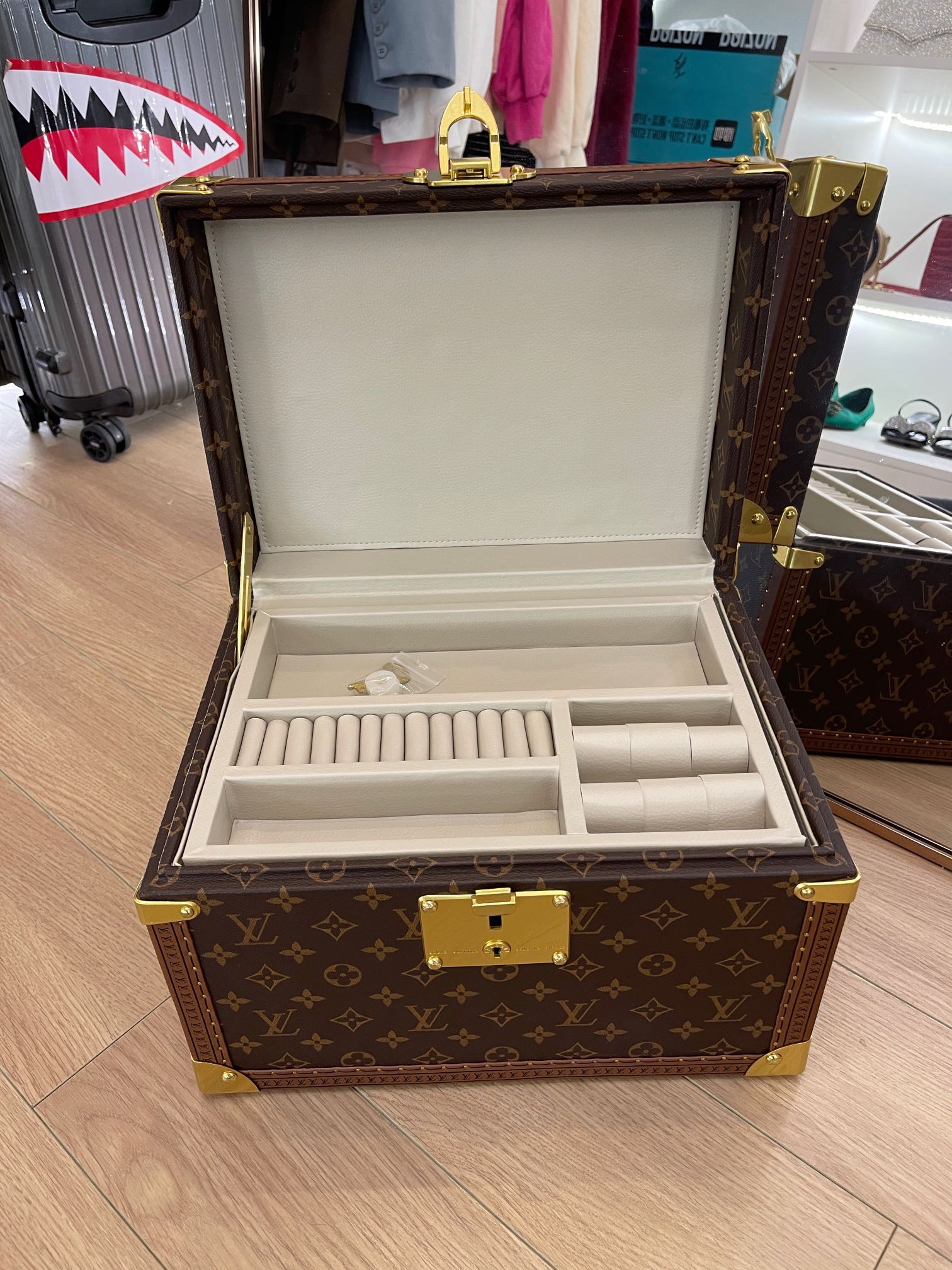 【ルイヴィトン】ハードトランク ジュエリー収納ボックス 金色金属金具 オートロック式 上質な天鹅绒内装 高級感のある逸品