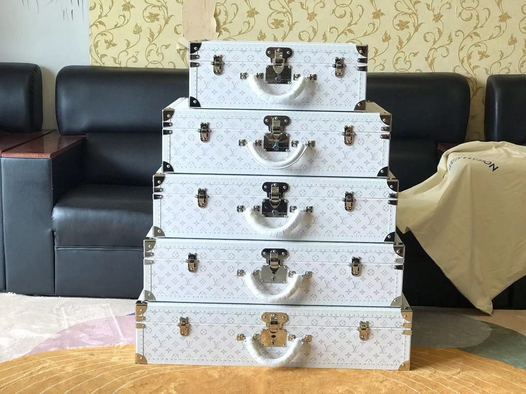 【ルイヴィトン】トランク型小物収納ボックス 白花モチーフ 上品な雰囲気 高級感のある逸品
