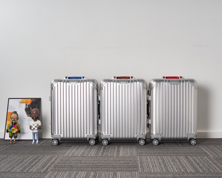 【RIMOWA】オリジナルアルミキャリーケース 2019年限定モデル 本革ハンドル 21サイズ 高級感溢れるスター愛用トランク