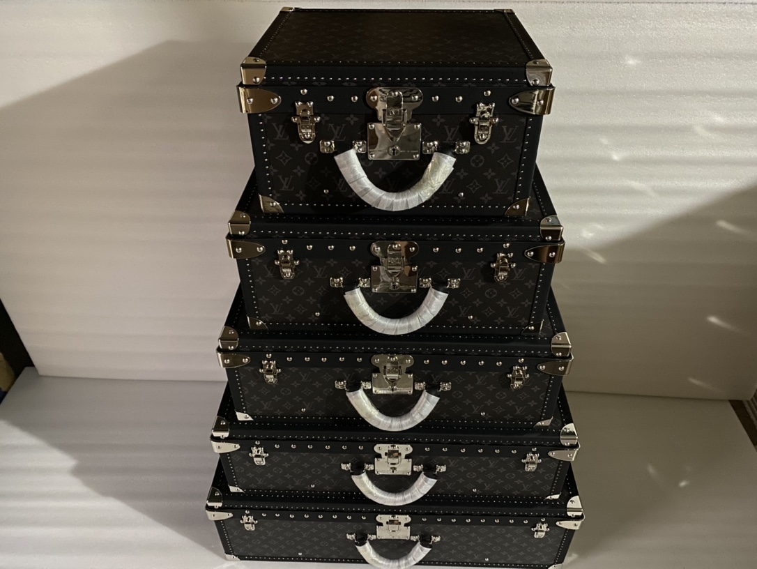 【ルイヴィトン】トランク型小物収納ボックス ブラックフローラル柄 上質な仕上げ 高級感のある収納ケース - 画像 3